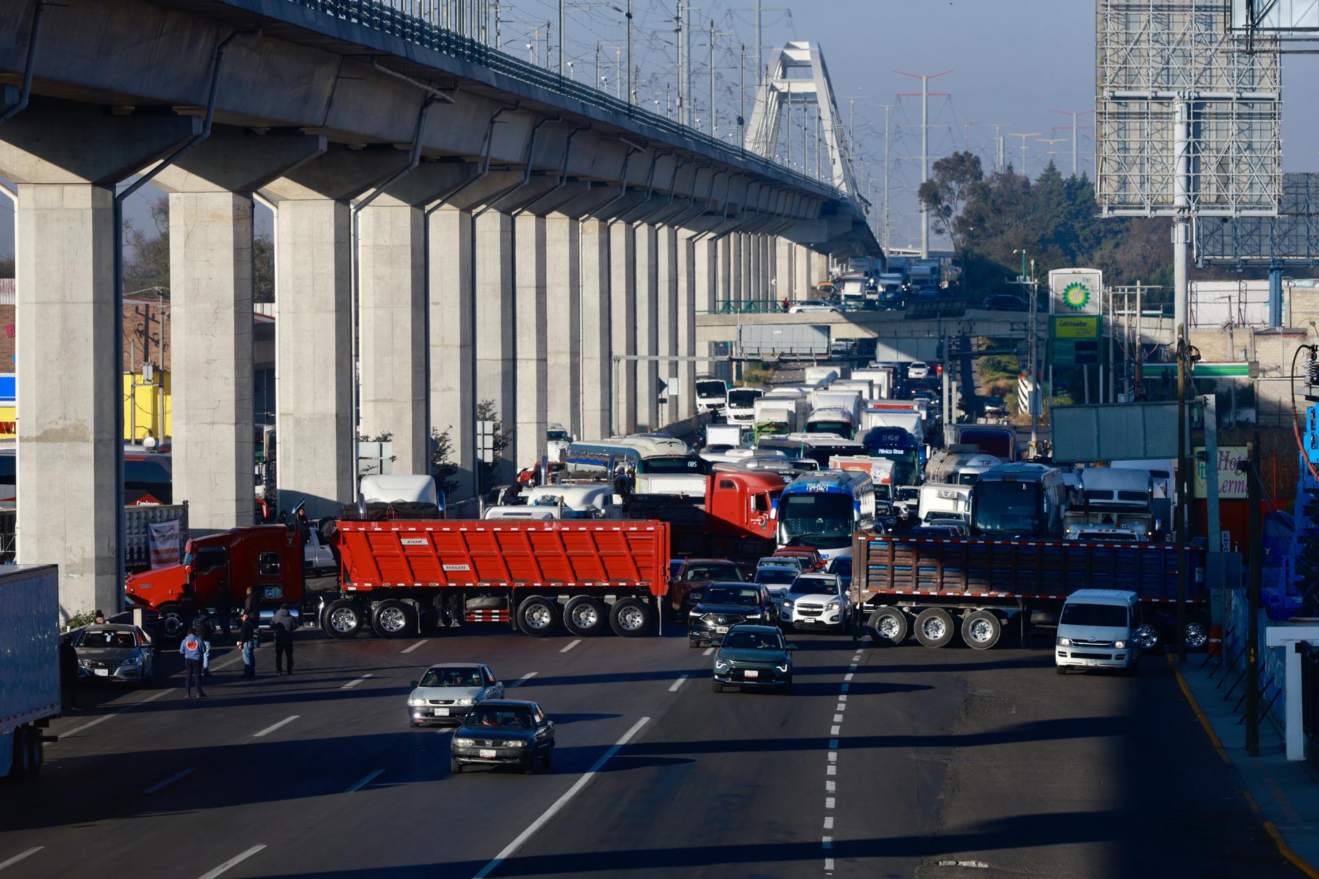 Bloquean transportistas la Ciudad de México - Más Información